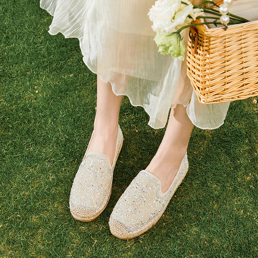 西遇法式渔夫鞋女新款春夏季亮片珍珠晚风配裙子女鞋平底单鞋V1346813 商品图1