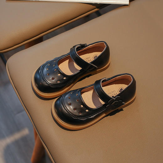 【春夏洋气镂空小皮鞋】新款小香风洞洞小皮鞋，魔术贴设计穿脱方便，柔韧鞋底耐磨防滑舒适透气外出外穿女童鞋QQ 商品图5