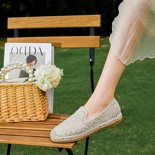 西遇法式渔夫鞋女新款春夏季亮片珍珠晚风配裙子女鞋平底单鞋V1346813 商品图2