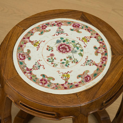 清 红木嵌粉彩博古花卉图瓷板鱼门洞鼓凳成堂（一套四只） 商品图2