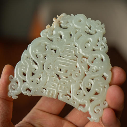 清 玉雕螭龙纹宜子孙佩 商品图3