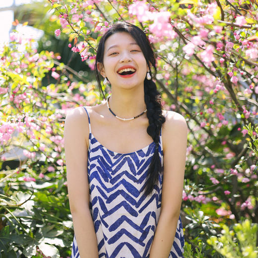 绽放290朵/蓝白折线手绘印花吊带裙海边度假旅游穿搭亚麻连衣裙 商品图2