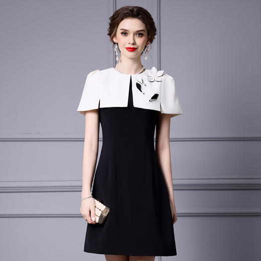 ZL-23053优雅气质披肩式连衣裙夏季黑白撞色拼接立体折花裙子 商品图0