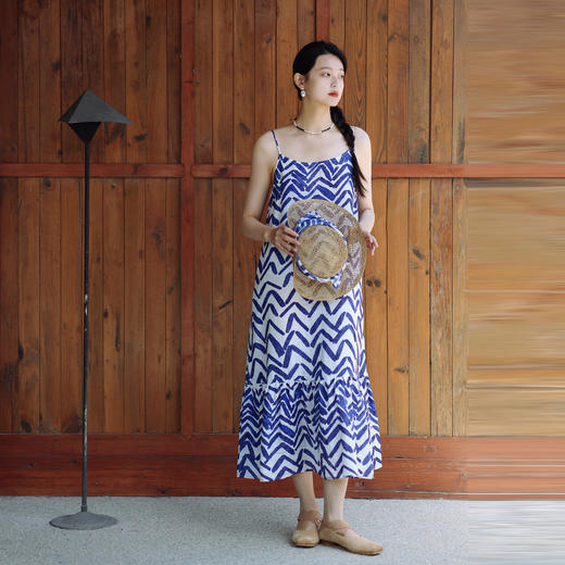 绽放290朵/蓝白折线手绘印花吊带裙海边度假旅游穿搭亚麻连衣裙 商品图1