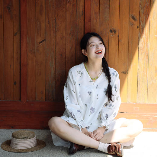 绽放245朵/白底刺绣亚麻衬衫旅游穿搭V领荷叶边下摆贴边长袖衬衣 商品图1
