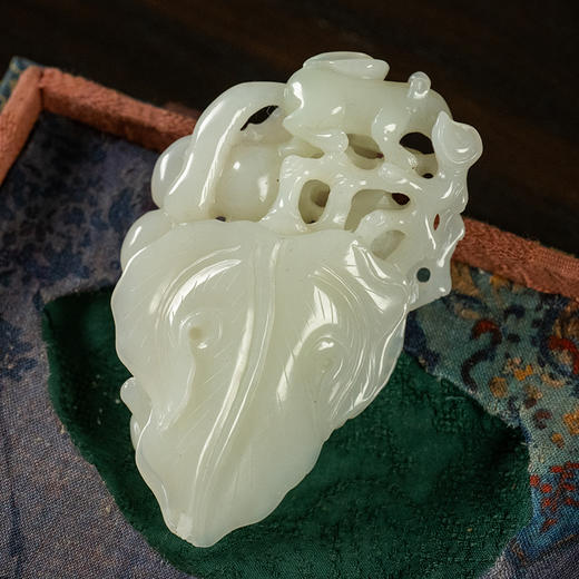 清 玉雕松鼠葡萄把件 商品图1