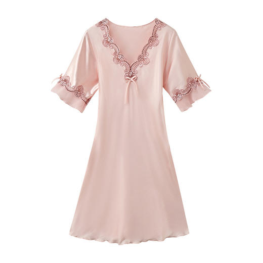 【品味优雅，女神必备】初夏清晨，女士薄款冰丝睡裙贴身而至。绸缎光华，性感蕾丝花，柔软顺滑舒适无比。修身显瘦款式，多色可选，细节精致。不羁而迷人，尽显女人娇美！ 商品图4