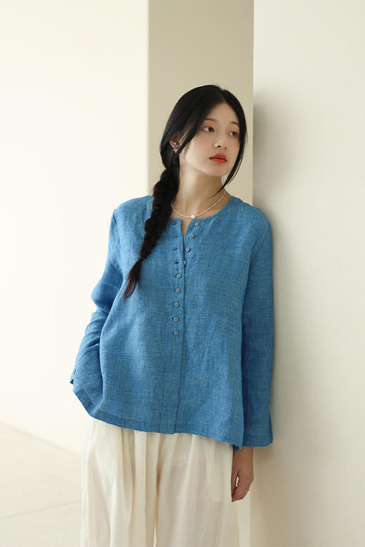 绽放294朵/宝蓝色织亚麻圆领半开襟宽松慵懒文艺长袖防晒休闲衬衫 商品图5