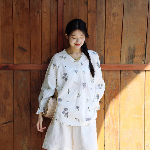 绽放245朵/白底刺绣亚麻衬衫旅游穿搭V领荷叶边下摆贴边长袖衬衣 商品图0