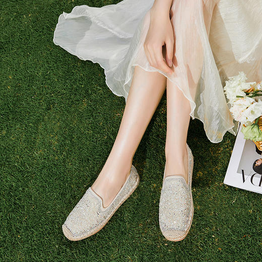 西遇法式渔夫鞋女新款春夏季亮片珍珠晚风配裙子女鞋平底单鞋V1346813 商品图3