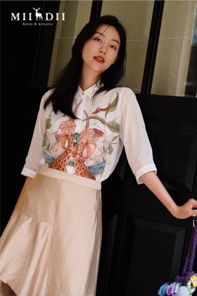 偶尔也会怀念色彩带来的趣味，不如在胸前养一只长颈鹿吧