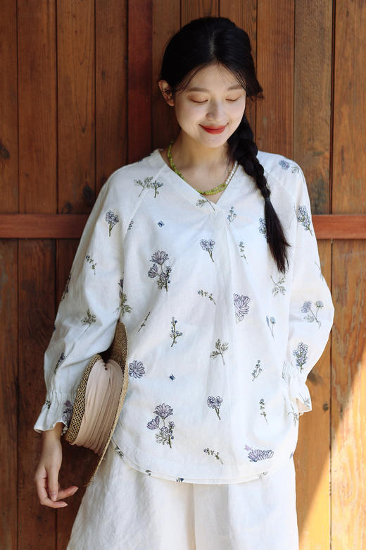 绽放245朵/白底刺绣亚麻衬衫旅游穿搭V领荷叶边下摆贴边长袖衬衣 商品图5
