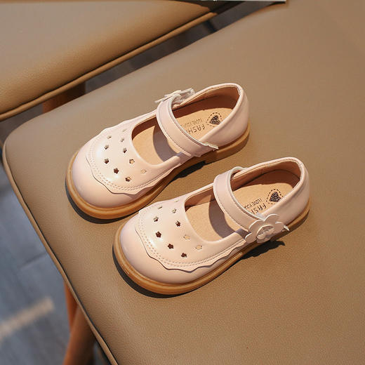 【春夏洋气镂空小皮鞋】新款小香风洞洞小皮鞋，魔术贴设计穿脱方便，柔韧鞋底耐磨防滑舒适透气外出外穿女童鞋QQ 商品图4