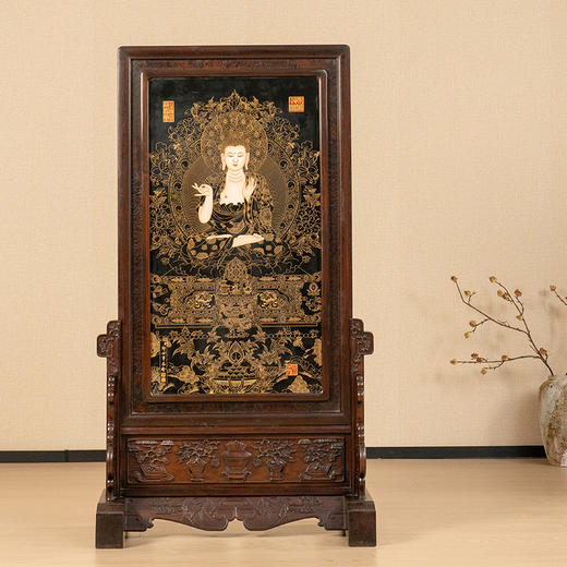 二十世纪 红木镶黑釉描金释迦摩尼瓷板画插屏 商品图0