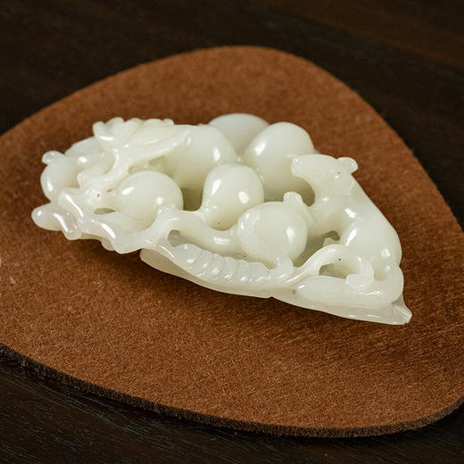 清 玉雕松鼠葡萄把件 商品图3