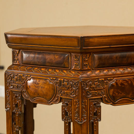 清 黄杨木镶瘿木夔龙纹带托泥六角花几（一对） 商品图3