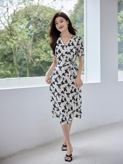 【专属特价】熙世界蝴蝶水墨印花V领连衣裙夏季新款复古轻熟风法式收腰裙子 商品图4