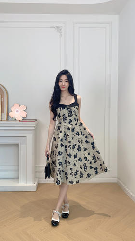 优雅氛围美！浪漫显瘦吊带连衣裙