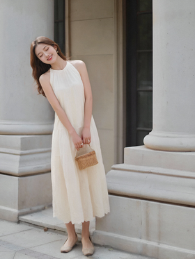 挂脖阔摆度假风小白裙