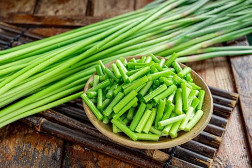 周三取货：【红帽蒜苔】一袋3斤左右，新鲜采摘，质地脆嫩，条长，茎白，尾鲜。 商品图0