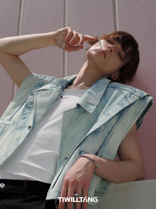 TIWILLTANG 启世录“恬狭”夏季短款设计感翻领水洗牛仔马甲夹克 商品图3