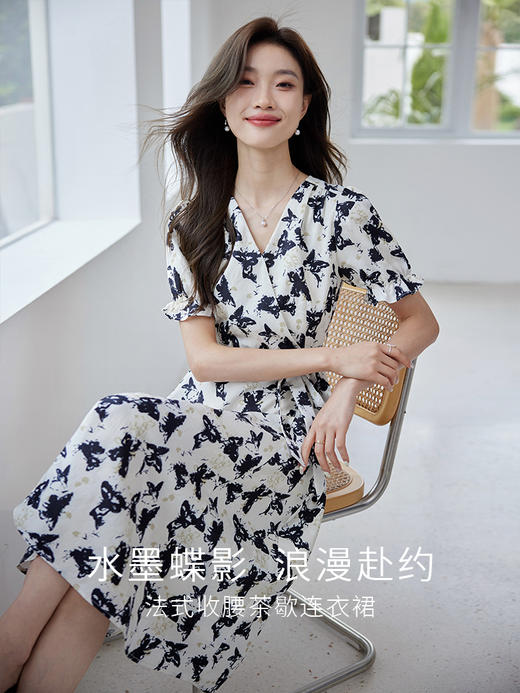 【专属特价】熙世界蝴蝶水墨印花V领连衣裙夏季新款复古轻熟风法式收腰裙子 商品图2