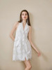 白色进口花朵蕾丝露背修身连衣裙 商品缩略图0