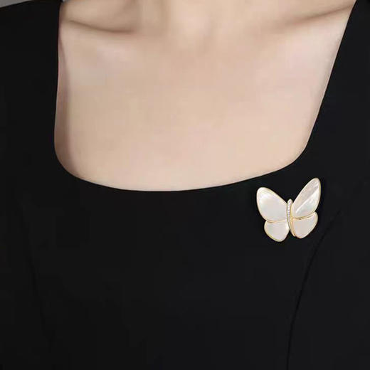 yszz-04009【VM Originality】度假系列-温柔光泽贝母蝴蝶锆石胸针链坠两用两色 商品图4