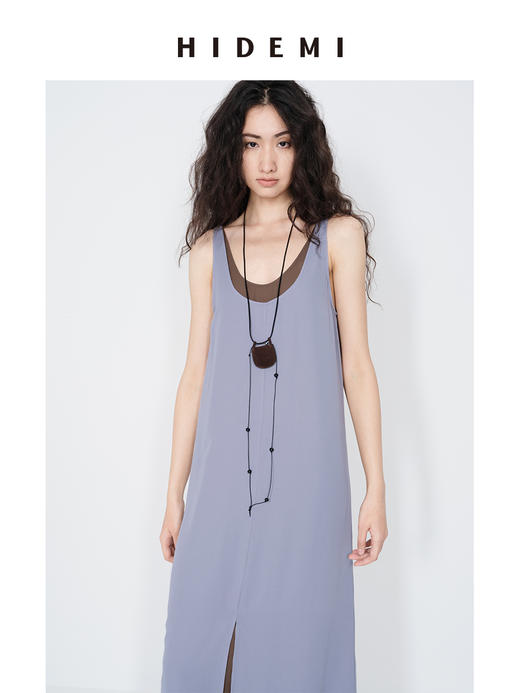HIDEMI 【当当同款】极简圆领设计感棕蓝色两件式叠穿清透缎面开衩连衣裙长裙 商品图5