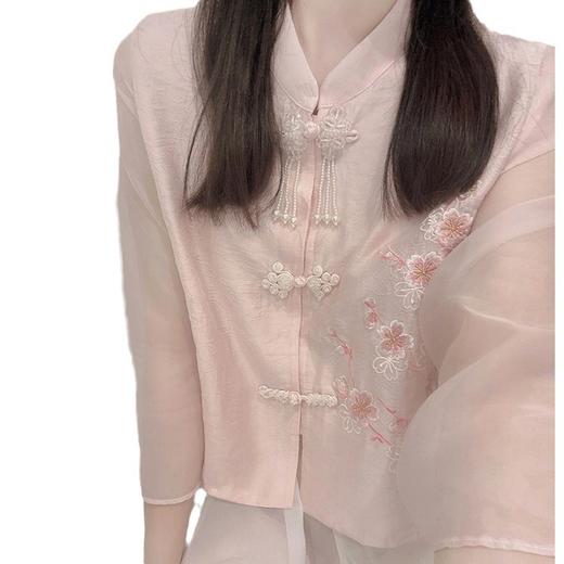 AHM-9486新中式国风改良宋制汉服元素高级感绣花粉色盘扣上衣半身裙两件套 商品图4