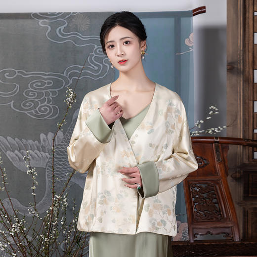 荷言HEYEN原创高定新中式春涧 真丝提花浅黄色小外套改良马褂上衣 商品图0