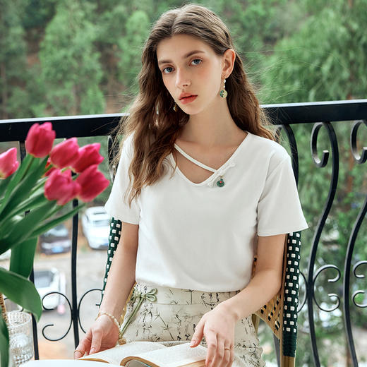 OLrain欧芮儿米白色短袖T恤女夏季2024年新款V领设计感百搭上衣 商品图1