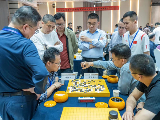 全国比赛套装：4厘米厚新榧棋盘+大号独木围棋罐+正宗云子+定制签名。 商品图9