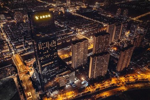 ★周末、节假日不加价★￥799起/2间夜 入住【昆山金鹰尚美酒店】宿高级房含早餐，另有不含早/单晚自助晚餐/蒙特利门票套餐可选！傲居昆山CBD中央核心区域，地标酒店~有效期至2026年3月31日 商品图0