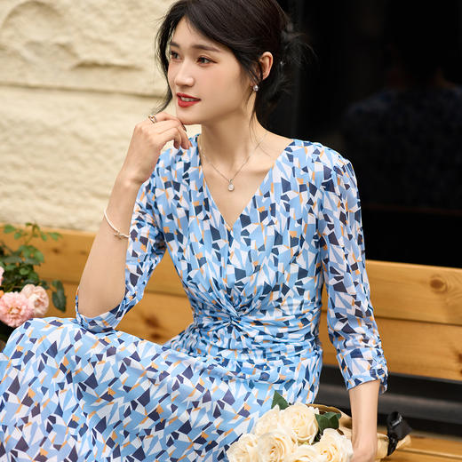 米思阳2025夏季新款优雅气质V领连衣裙设计感七分袖A字裙女1254 商品图1