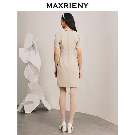 【商场同款】MAXRIENY复古简约通勤风燕麦色烫钻连衣裙春(货号:MC88DR090) 商品图3