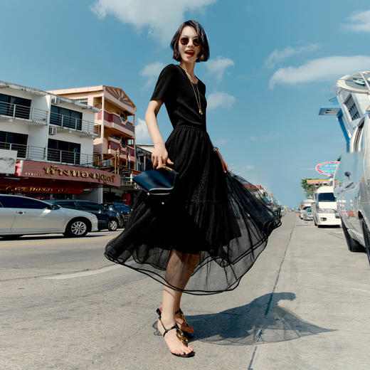 【严选】伊芙丽针梭拼接连衣裙女2024春装新款显瘦咖啡色轻熟风长款纱裙1F3994611 商品图1