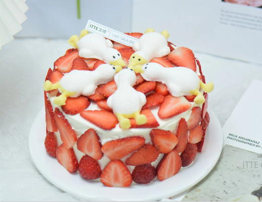 【草莓鸭】动物奶油、新鲜草莓、草莓酱、糯米蛋糕胚；一起吃草莓，一起躺平鸭~ 商品图0