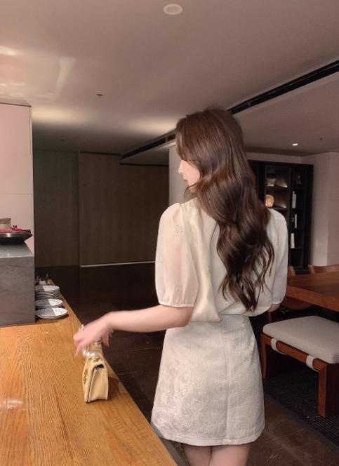 张心子【白玉雕琢】提花半身裙女短裙夏新款设计感小众高腰A字裙 U2404064 商品图11