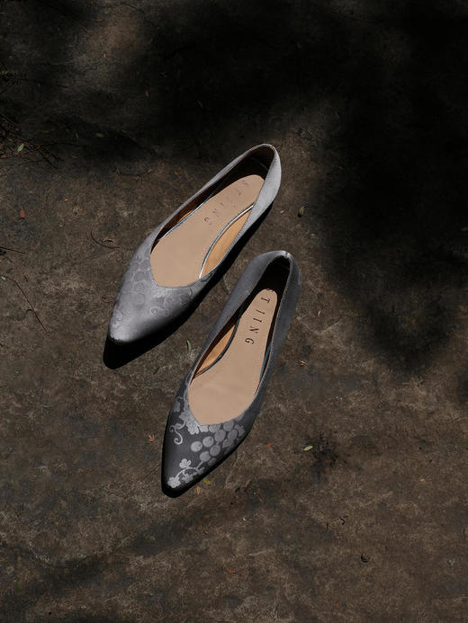 盛唐婧 |纯手工全皮真丝提花尖头单鞋银灰(特殊商品不退不换) 商品图8