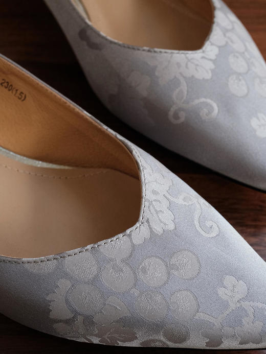 盛唐婧 |纯手工全皮真丝提花尖头单鞋银灰(特殊商品不退不换) 商品图1