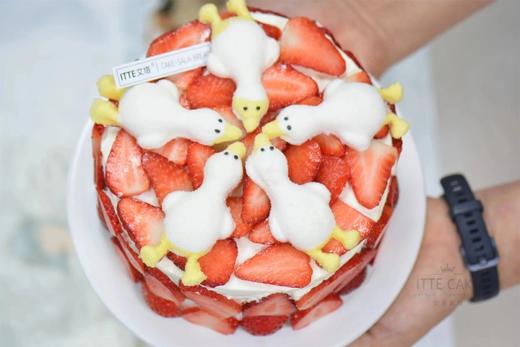 【草莓鸭】动物奶油、新鲜草莓、草莓酱、糯米蛋糕胚；一起吃草莓，一起躺平鸭~ 商品图2