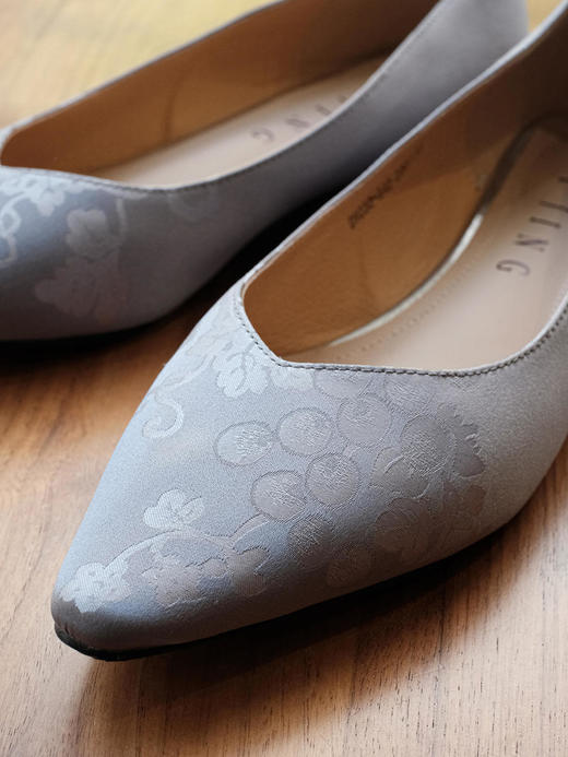 盛唐婧 |纯手工全皮真丝提花尖头单鞋银灰(特殊商品不退不换) 商品图3