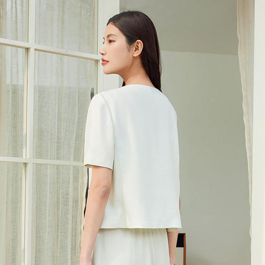 玳莎V领天丝短款外套女士2024夏季新款简约通勤上班纯色短袖上衣  EB37101 商品图3