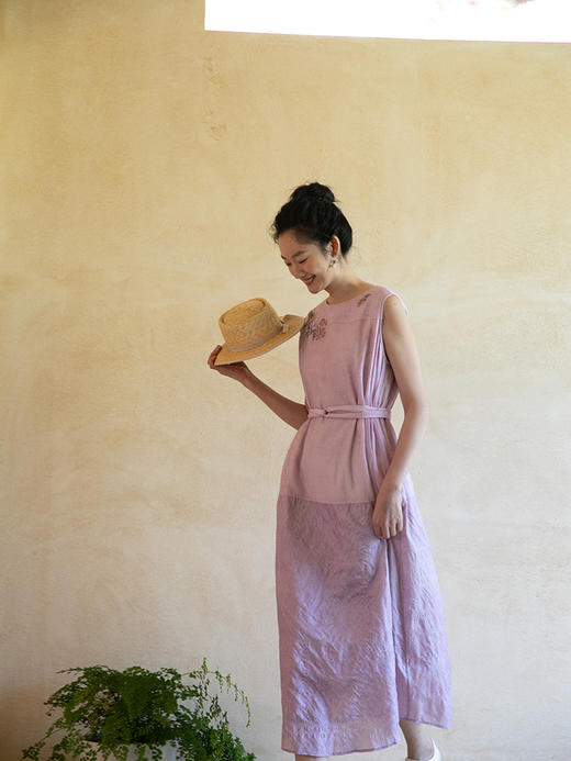 牧衣游原创 手绣丝棉炒色柞蚕丝连衣裙女新款宽松无袖长裙 早漫莓 商品图0