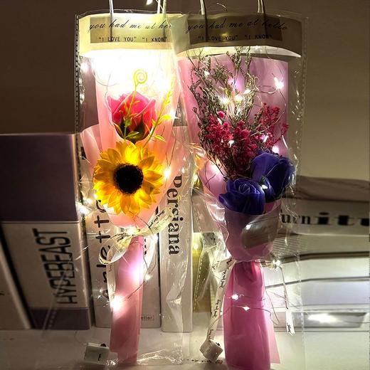 【520情人节！永生创意花束！】母亲节礼物送妈妈玫瑰永生花送同学生日礼物满天星干花束手提袋设计-24XPXH080 商品图3