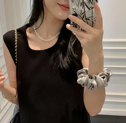 跟着章小蕙入坑了真丝发圈！‎ 养发护发的【⁥100%⁨桑蚕丝面料发圈】‌ 不会扯到头发的舒服感，​真的爱了爱了 随便一戴法式慵懒，‏气质氛围感立马就来了！ 商品图4