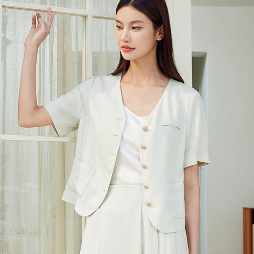 玳莎V领天丝短款外套女士2024夏季新款简约通勤上班纯色短袖上衣  EB37101 商品图0