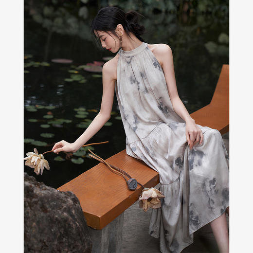 水墨晕染清冷气质连衣裙女新款挂脖A字垂感长裙V0640386 商品图0