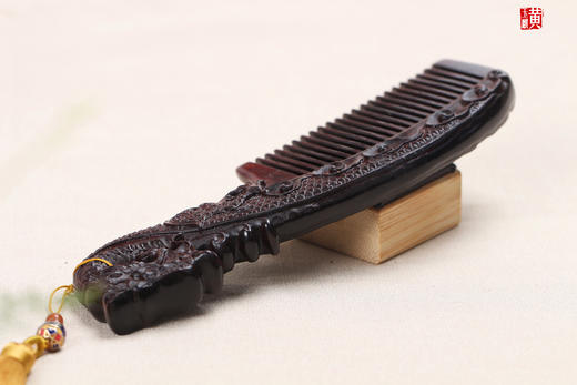 【祥龙绕福】紫檀木梳配流苏 商品图3